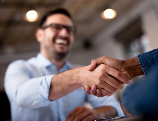 Un client satisfait par l'expertise de l'entreprise Cleansonic dans le domaine du nettoyage de précision